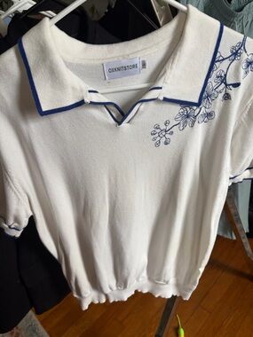 OXKNITSTORE White Polo Top with Navy Floral Embroidery